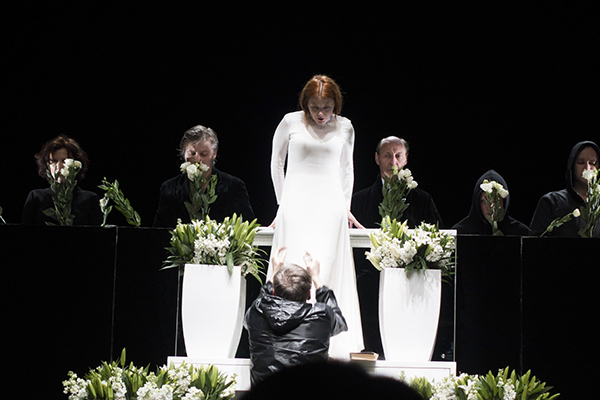 像看足球赛一样看《哈姆雷特》，是一种怎样的体验