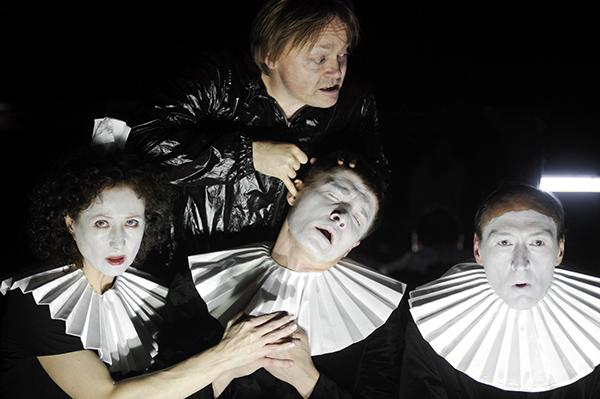 像看足球赛一样看《哈姆雷特》，是一种怎样的体验