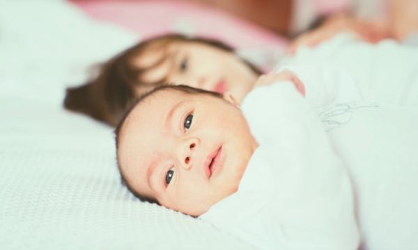 二宝出生后，可以跟老大一起睡吗？