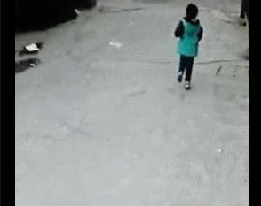 四岁男孩路边玩耍时遭车碾 自己爬起身(图)