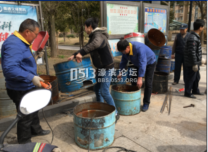  师傅手持面具和切割刀，干得十分带劲。