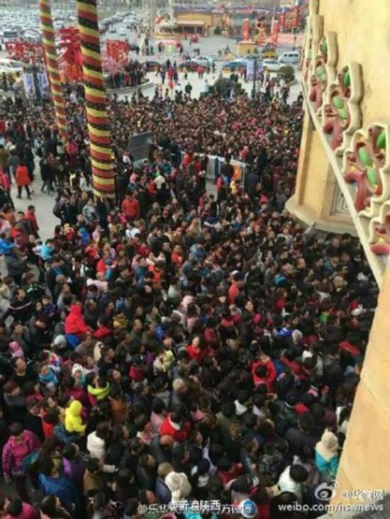 3月14日上午，乐华城门口聚集的游客众多。