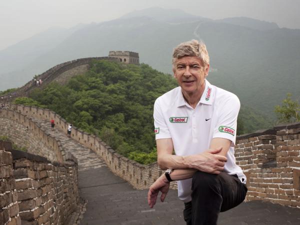 望着自己含辛茹苦的父母，就像温格拉扯阿森纳的这20年