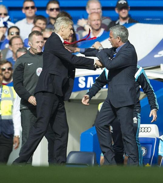 望着自己含辛茹苦的父母，就像温格拉扯阿森纳的这20年