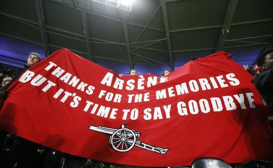 望着自己含辛茹苦的父母，就像温格拉扯阿森纳的这20年