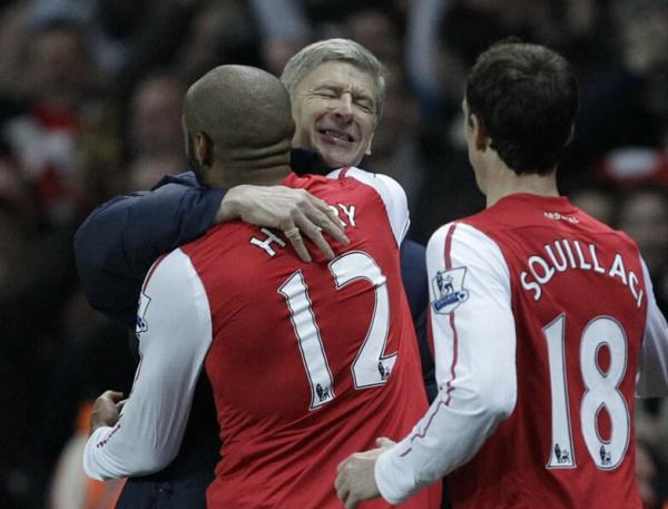 望着自己含辛茹苦的父母，就像温格拉扯阿森纳的这20年