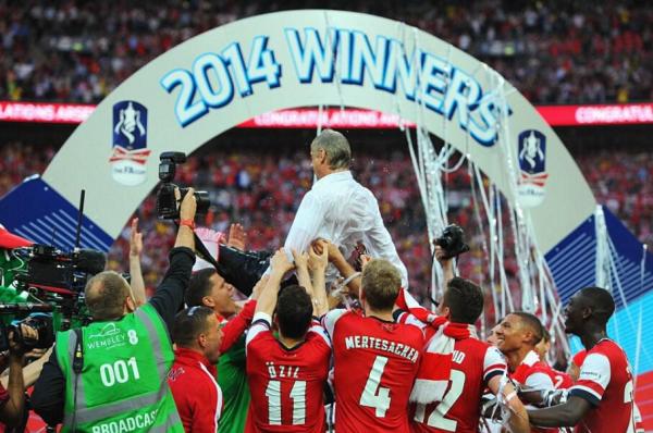 望着自己含辛茹苦的父母，就像温格拉扯阿森纳的这20年