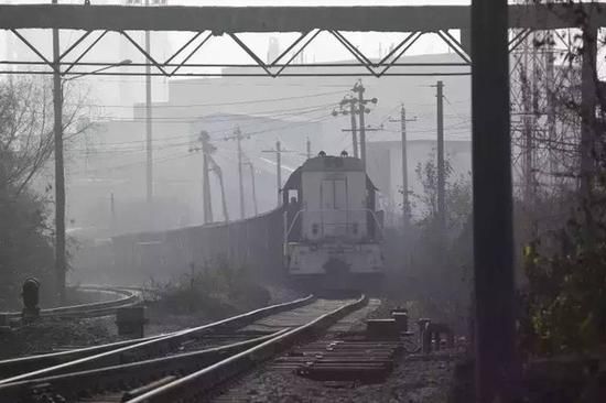 武钢裁员五万人 保安工作15年工资才破2000元