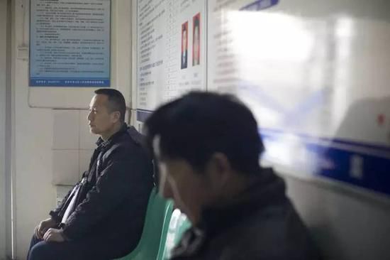 武钢裁员五万人 保安工作15年工资才破2000元