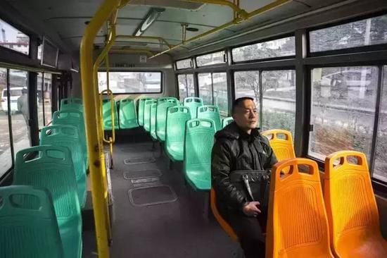 武钢裁员五万人 保安工作15年工资才破2000元