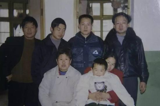 武钢裁员五万人 保安工作15年工资才破2000元