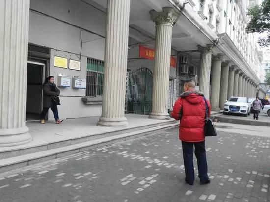 武钢裁员五万人 保安工作15年工资才破2000元