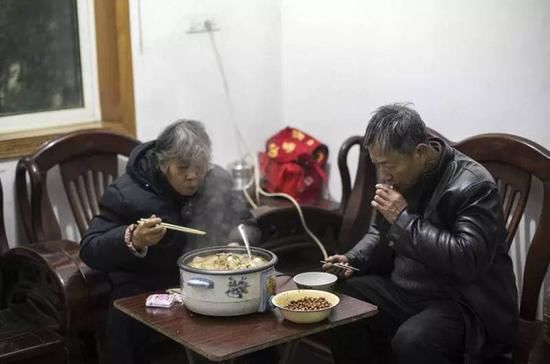 武钢裁员五万人 保安工作15年工资才破2000元