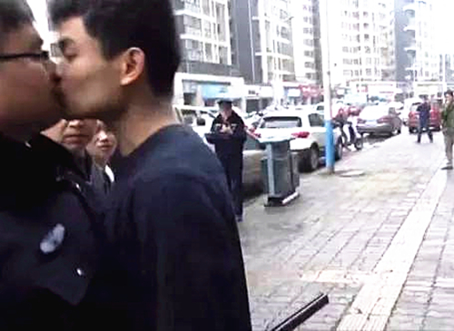 澎湃联播|世间没什么事是一个吻解决不了的