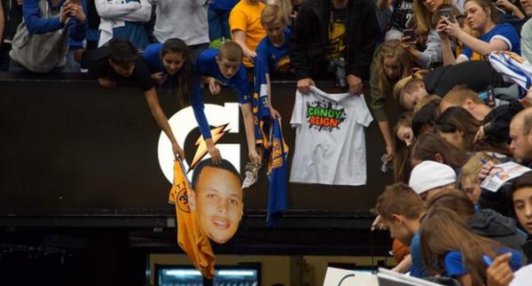 三千人提前入场就为看库里赛前热身，他们到底围观点什么？