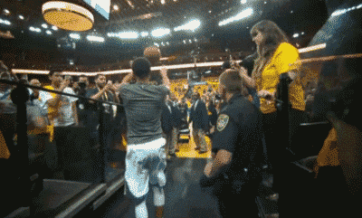 三千人提前入场就为看库里赛前热身，他们到底围观点什么？