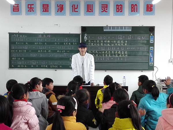 平安霍尊接棒“明星教师”，动感101组合唱团赴安徽支教