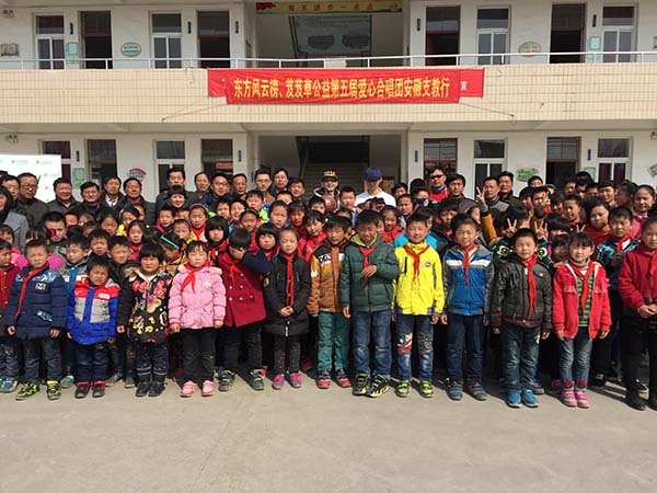 平安霍尊接棒“明星教师”，动感101组合唱团赴安徽支教