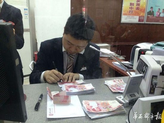 大爷9千元藏砖缝被老鼠咬碎 粘5小时换回3750元