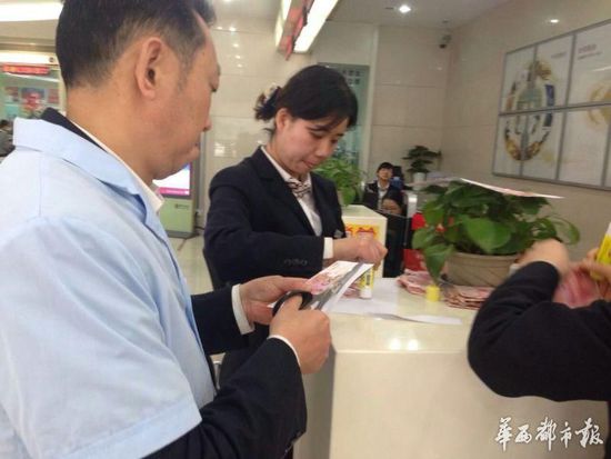 大爷9千元藏砖缝被老鼠咬碎 粘5小时换回3750元