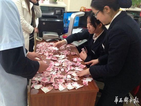 大爷9千元藏砖缝被老鼠咬碎 粘5小时换回3750元