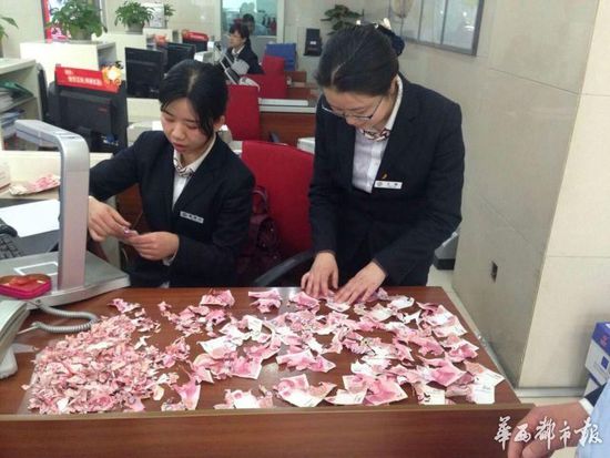 大爷9千元藏砖缝被老鼠咬碎 粘5小时换回3750元