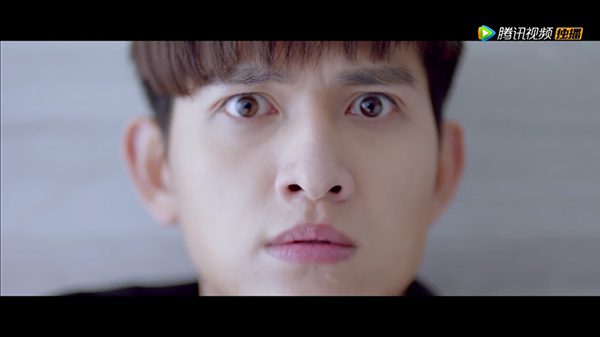 请在观剧时催眠自己：这张脸完！美！无！缺！