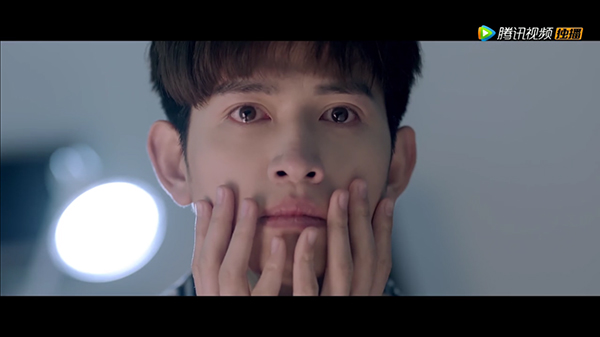 请在观剧时催眠自己：这张脸完！美！无！缺！