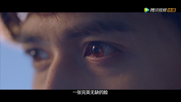 请在观剧时催眠自己：这张脸完！美！无！缺！