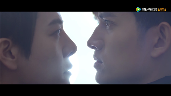 请在观剧时催眠自己：这张脸完！美！无！缺！