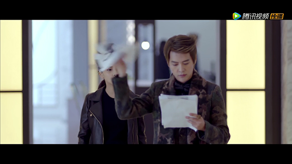 请在观剧时催眠自己：这张脸完！美！无！缺！