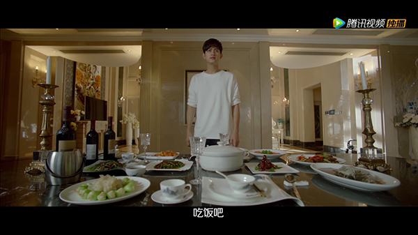 请在观剧时催眠自己：这张脸完！美！无！缺！