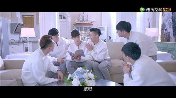 请在观剧时催眠自己：这张脸完！美！无！缺！