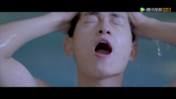 请在观剧时催眠自己：这张脸完！美！无！缺！