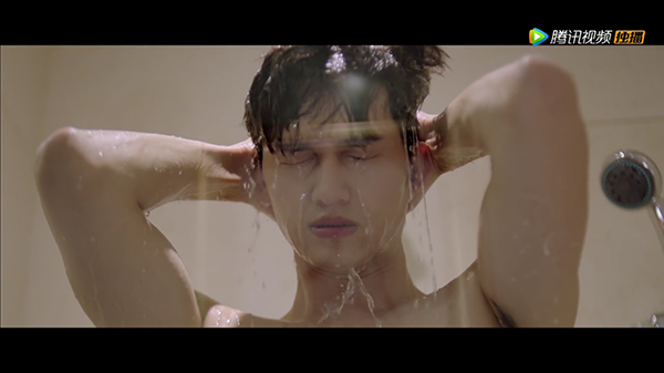 请在观剧时催眠自己：这张脸完！美！无！缺！