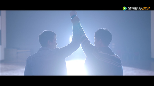 请在观剧时催眠自己：这张脸完！美！无！缺！