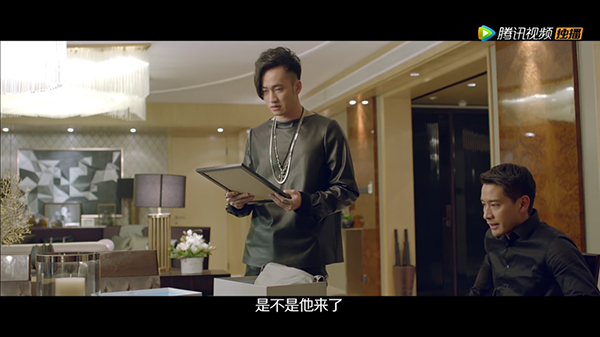 请在观剧时催眠自己：这张脸完！美！无！缺！