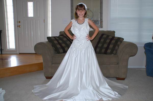 感动！这对父母用自己的婚纱裙和牛仔裤见证孩子的成长岁月