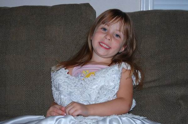 感动！这对父母用自己的婚纱裙和牛仔裤见证孩子的成长岁月