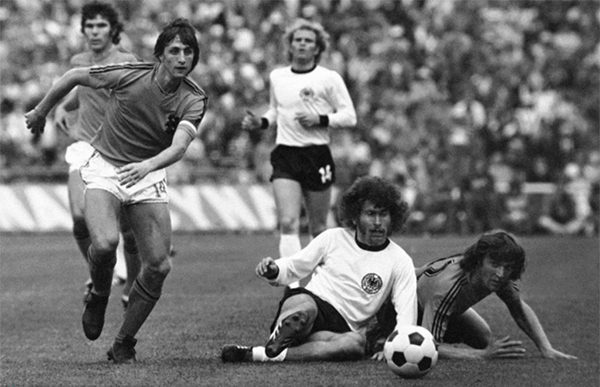 你的生活不顺？克鲁伊夫教你：继续进攻、强化进攻、全面进攻