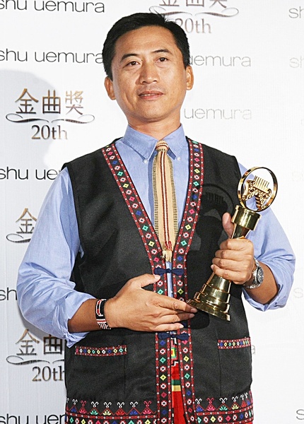 想听“诗和远方的田野”吗？去听陈建年吧