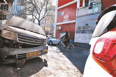 昨天胡同内汽车依然“挡道”摄影/本报记者