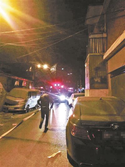 事发当晚，消防车被挡在胡同外