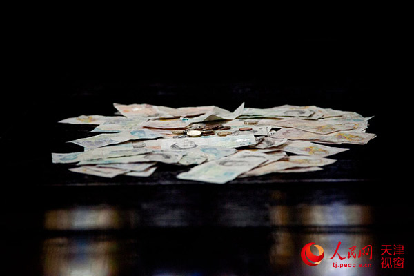 《金钱》：管中窥豹的剧场社会实验