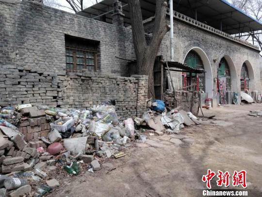 5周岁的王吕红出生时发生窒息，导致大脑损伤，患上脑瘫，形似1岁婴儿，至今体重不足20斤。图为王海军的家。　由受访者提供 摄