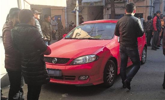 这辆红色的车就是小赵的车，事发时停在小区里。