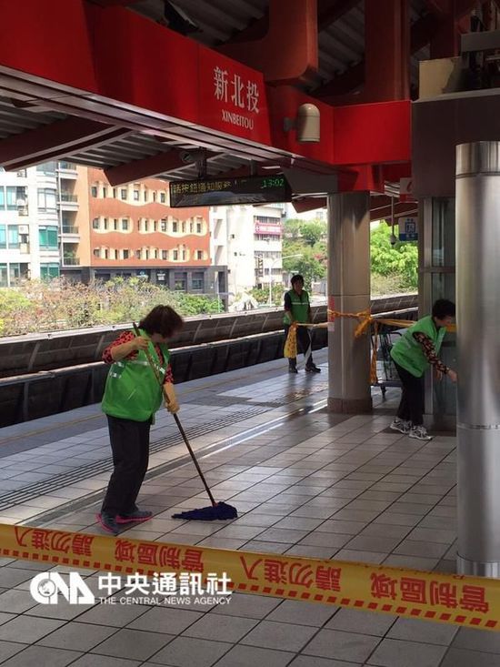 台北捷运车站传出民众砍警察事件 警员头破血流