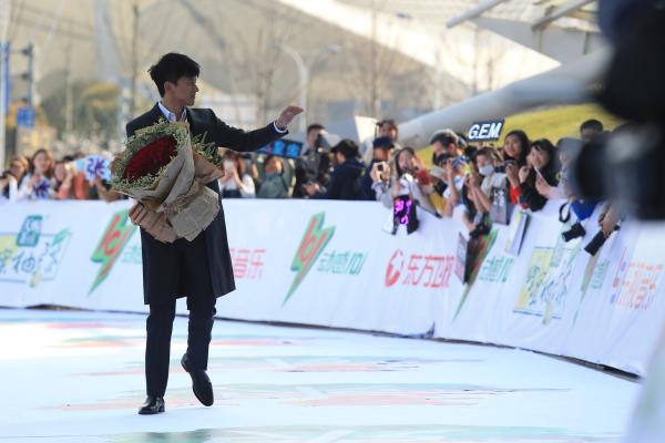 张杰周笔畅分获《东方风云榜》最佳男/女歌手