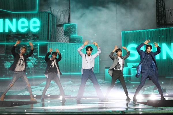 张杰周笔畅分获《东方风云榜》最佳男/女歌手