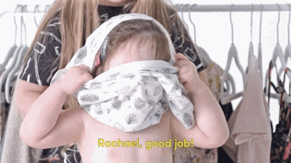 小盆友们第一次自己穿衣服是啥情况？这些视频太萌了